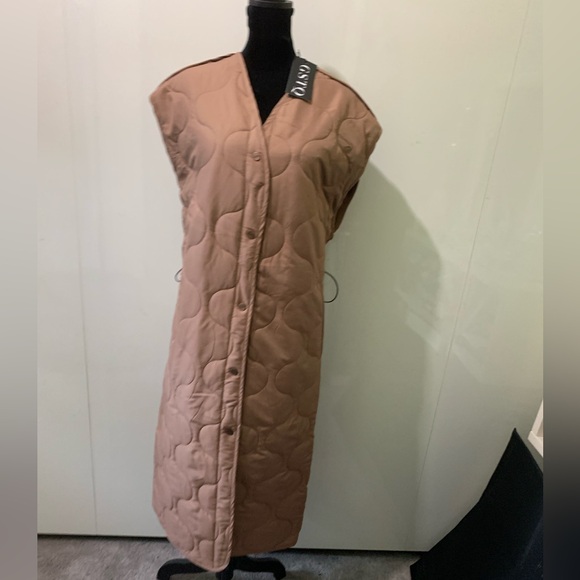 Quilted warm vest. Gift someone u love, stylish Soft light warm when u  need it - Picture 9 of 16